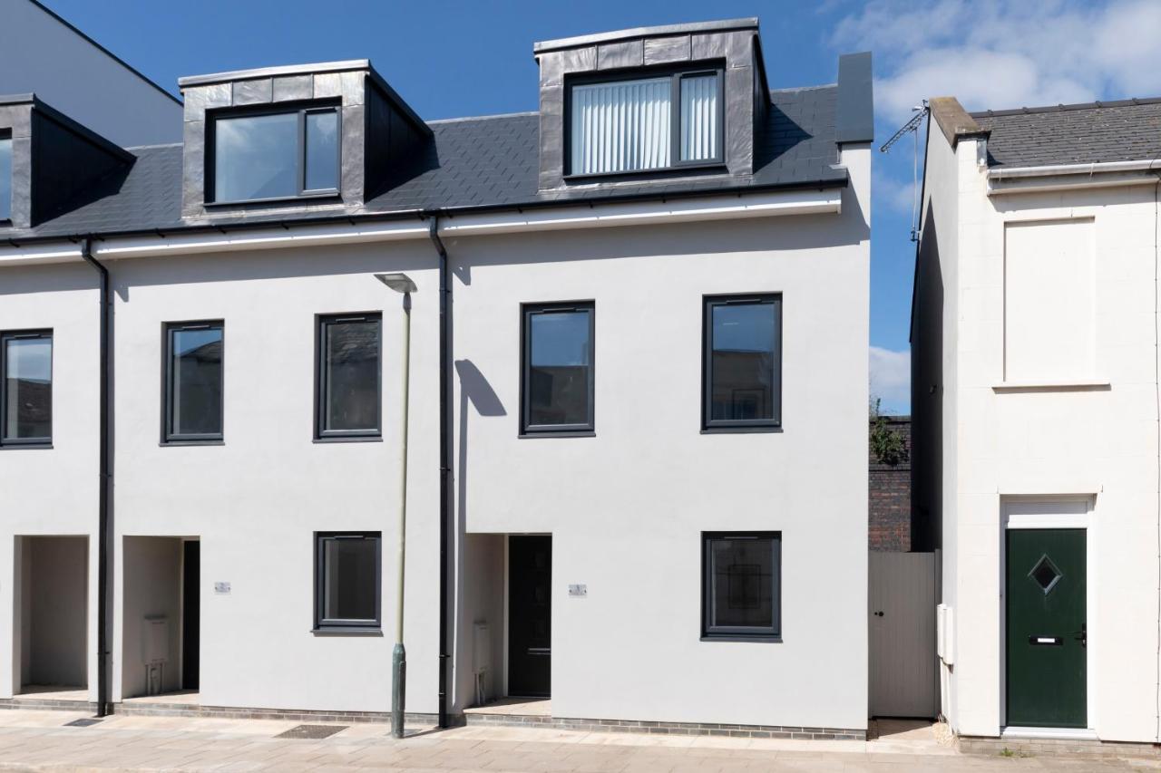 Modern Four Bedroom Four Bathroom Home Cheltenham Exterior photo