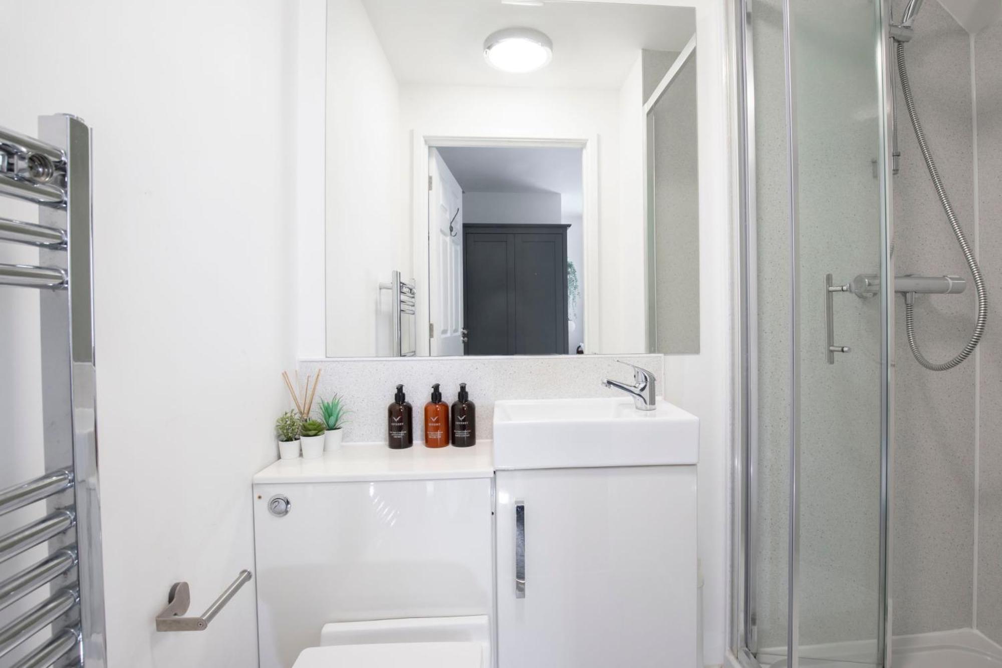Modern Four Bedroom Four Bathroom Home Cheltenham Exterior photo
