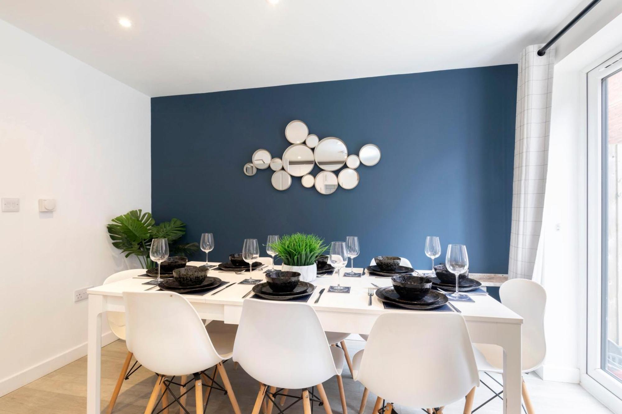 Modern Four Bedroom Four Bathroom Home Cheltenham Exterior photo