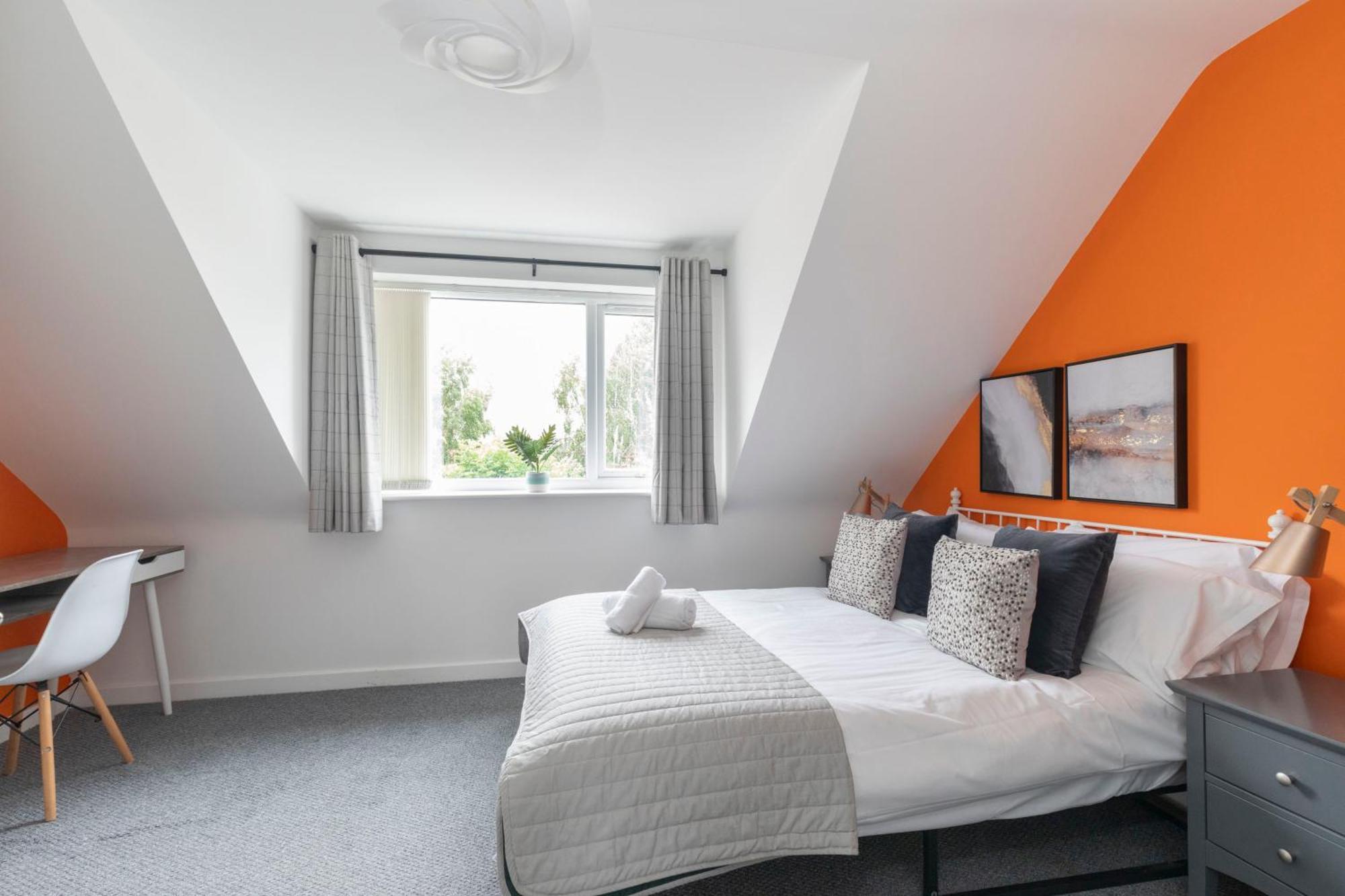 Modern Four Bedroom Four Bathroom Home Cheltenham Exterior photo