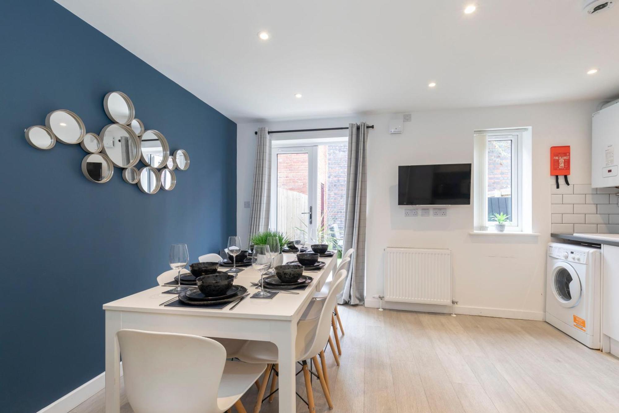 Modern Four Bedroom Four Bathroom Home Cheltenham Exterior photo