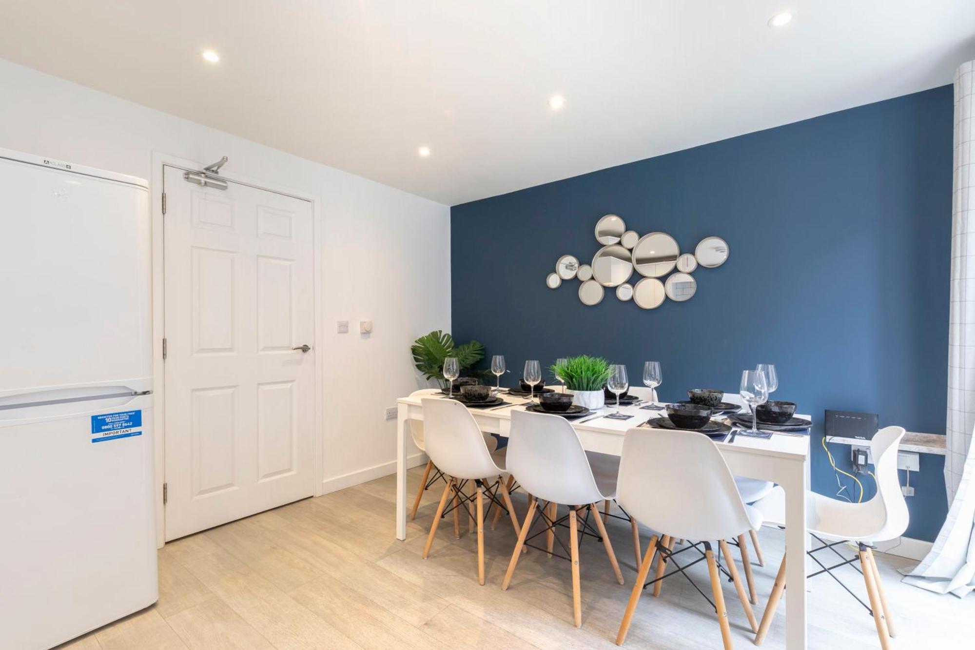 Modern Four Bedroom Four Bathroom Home Cheltenham Exterior photo