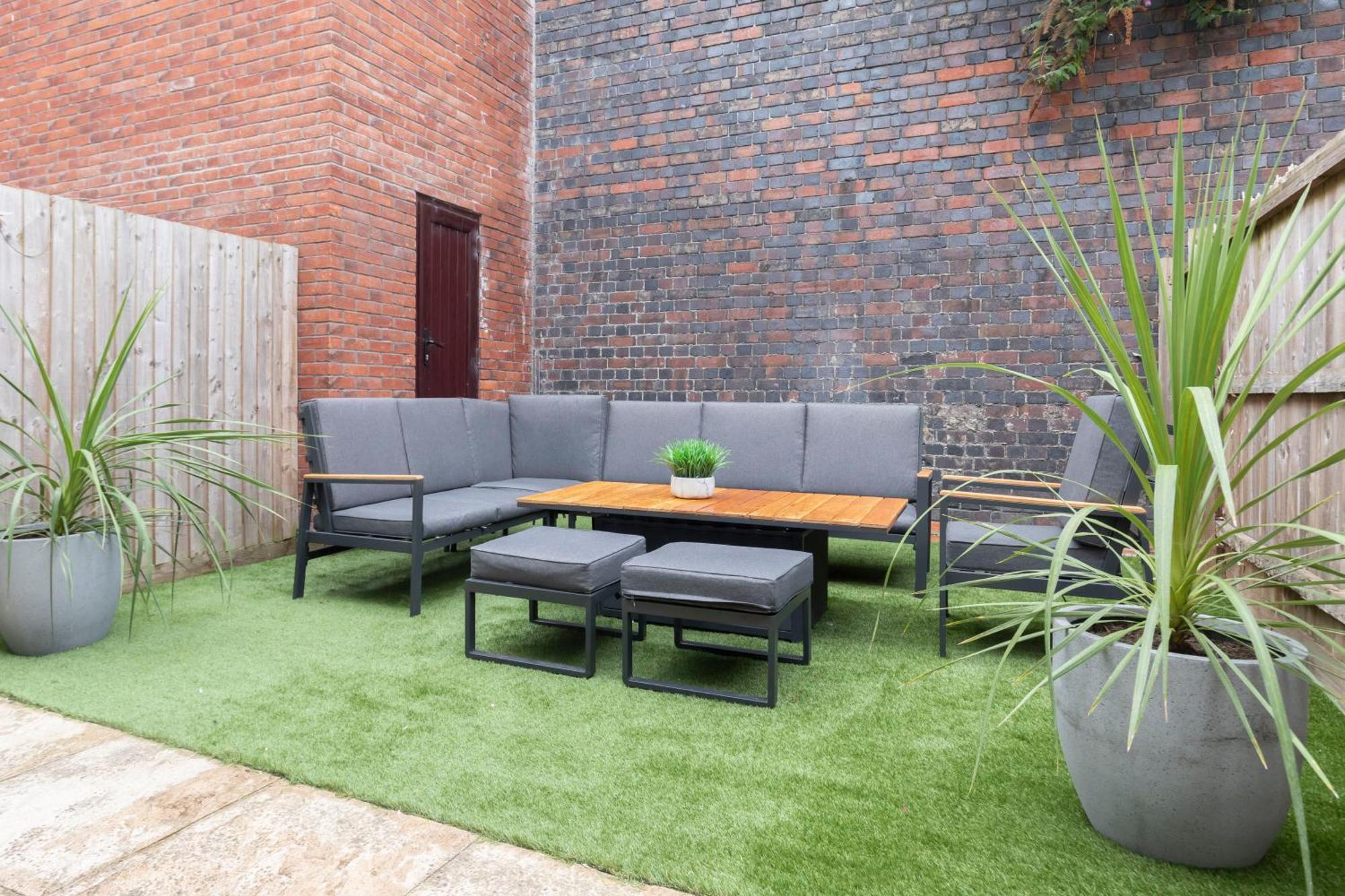 Modern Four Bedroom Four Bathroom Home Cheltenham Exterior photo
